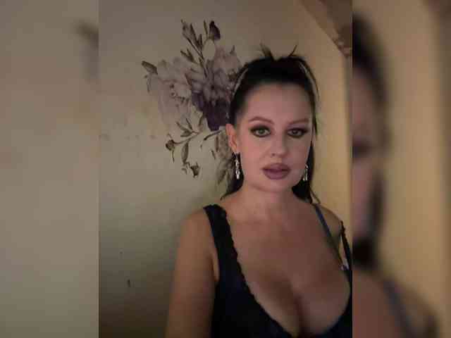 RoyalBreasts webcam