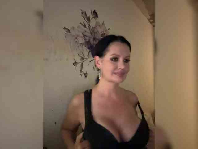 RoyalBreasts webcam