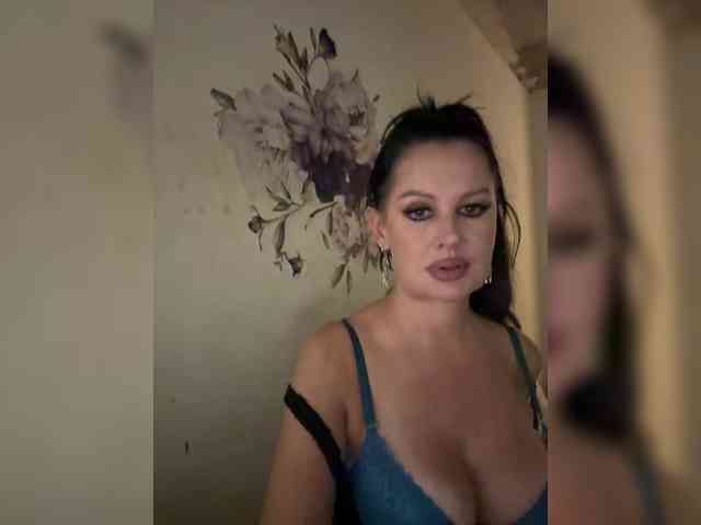 RoyalBreasts webcam