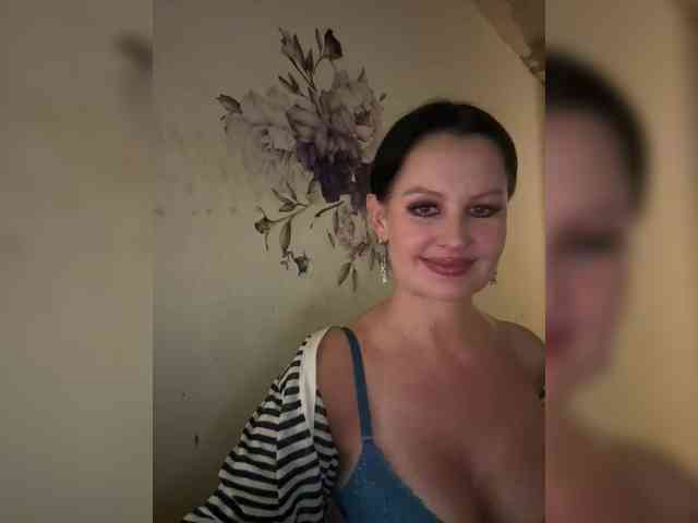 RoyalBreasts webcam