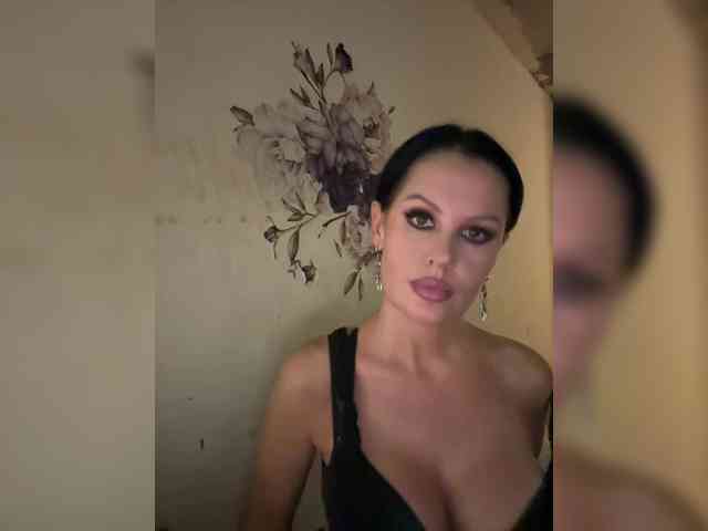 RoyalBreasts webcam