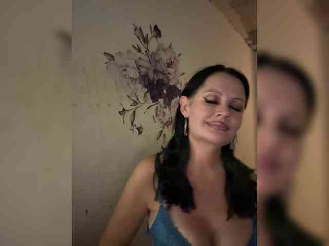 RoyalBreasts webcam