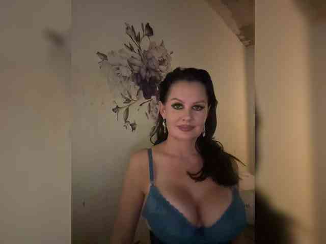 RoyalBreasts webcam