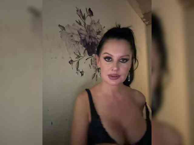 RoyalBreasts webcam