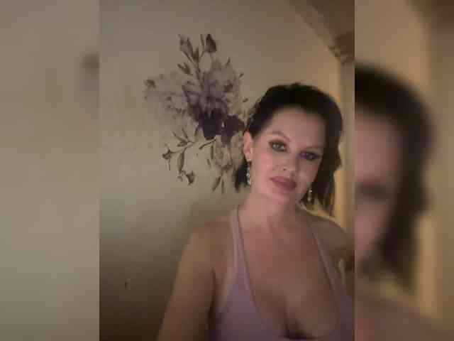 RoyalBreasts webcam