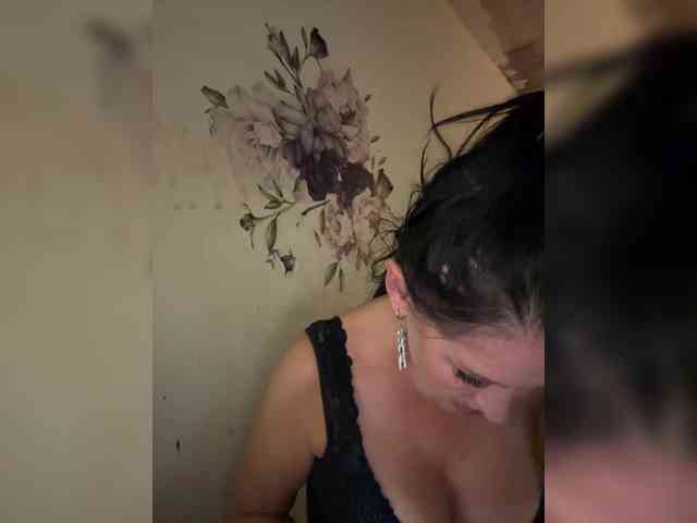 RoyalBreasts webcam