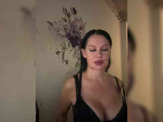RoyalBreasts webcam