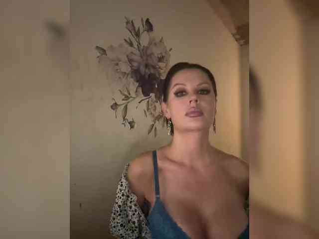 RoyalBreasts webcam