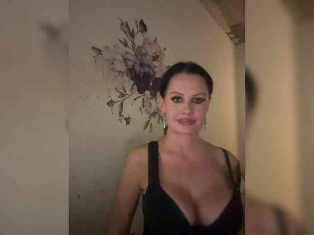RoyalBreasts webcam