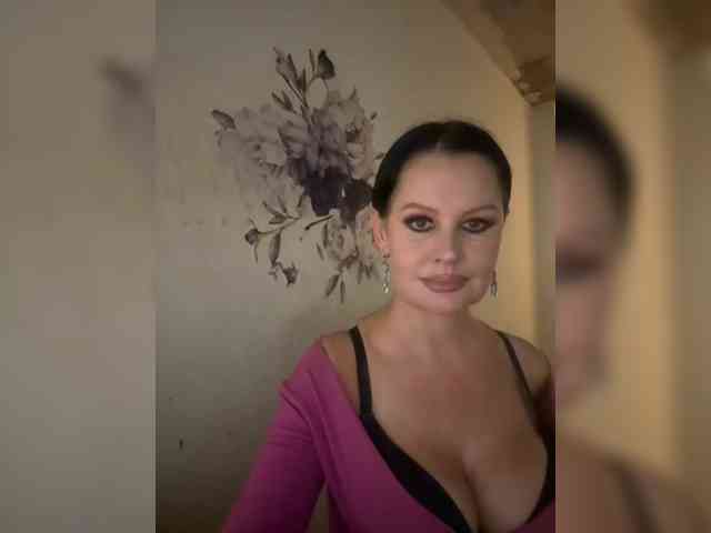 RoyalBreasts webcam