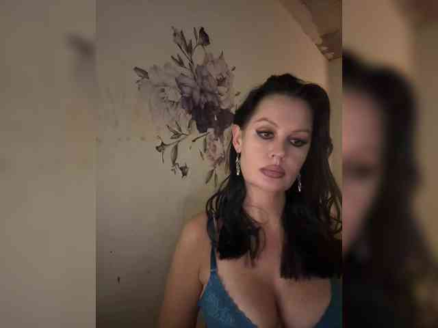 RoyalBreasts webcam