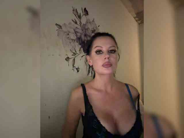 RoyalBreasts webcam