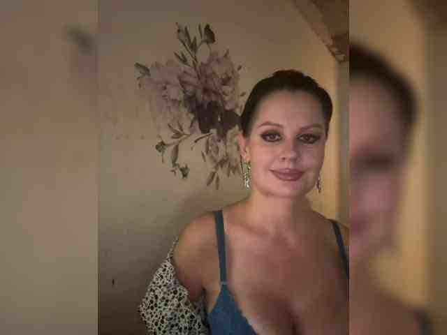 RoyalBreasts webcam