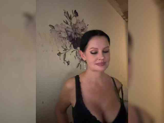 RoyalBreasts webcam