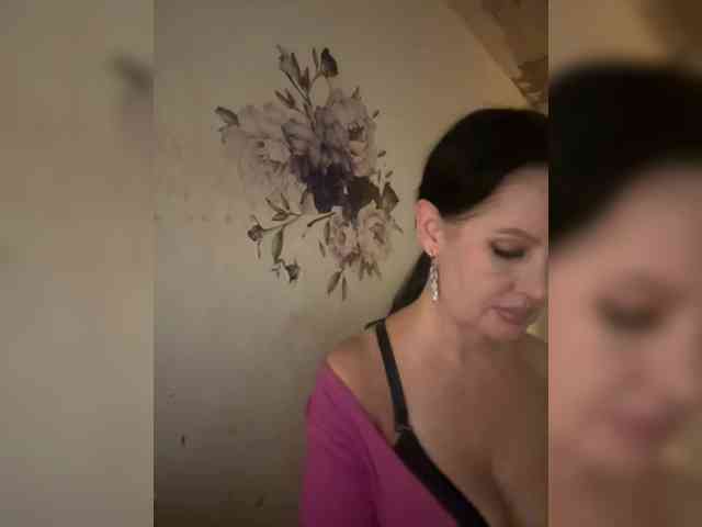RoyalBreasts webcam
