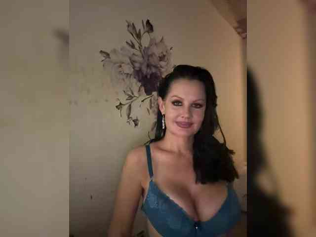 RoyalBreasts webcam