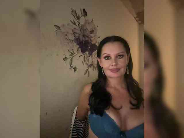 RoyalBreasts webcam