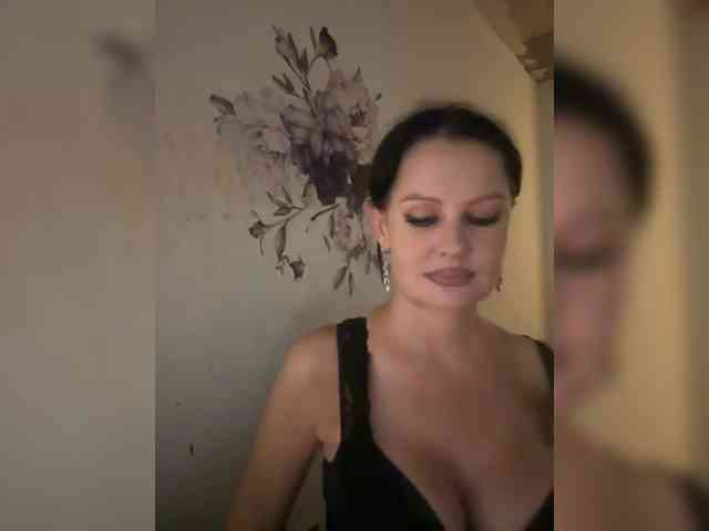 RoyalBreasts webcam