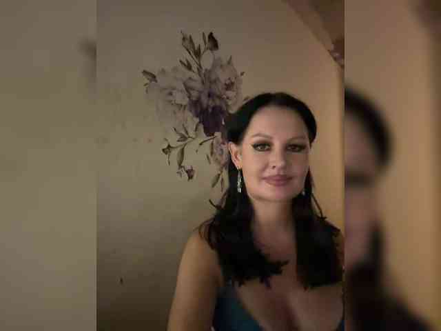 RoyalBreasts webcam