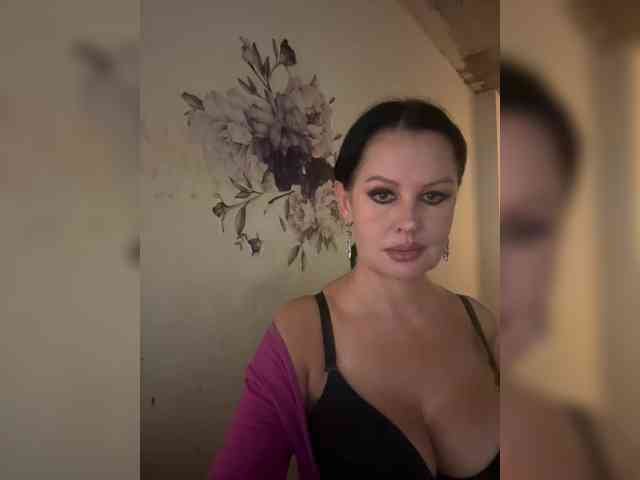 RoyalBreasts webcam