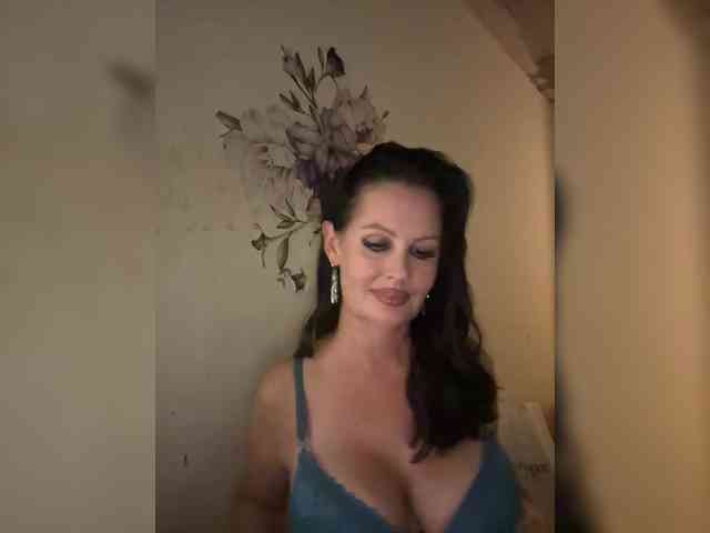 RoyalBreasts webcam