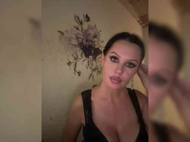 RoyalBreasts webcam