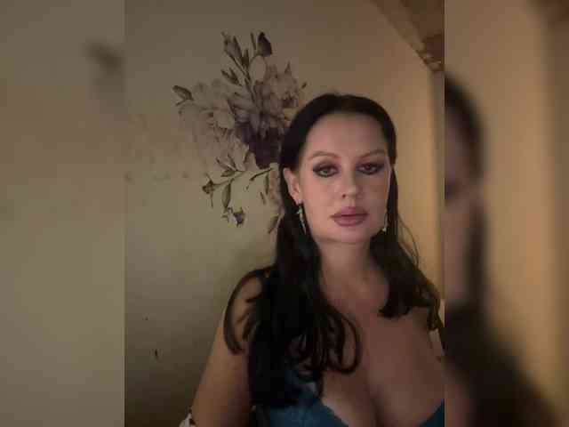 RoyalBreasts webcam