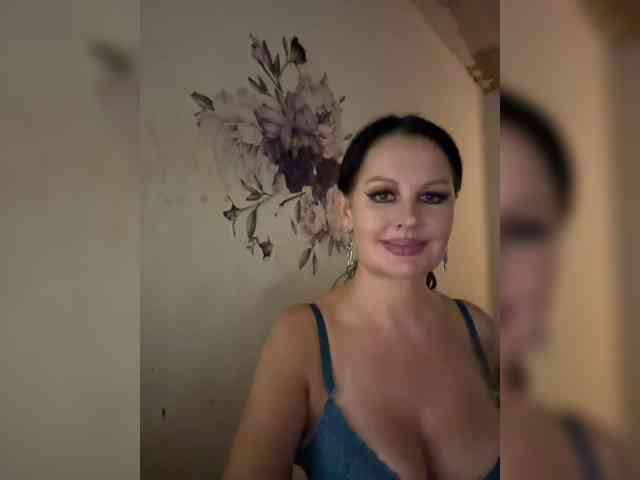 RoyalBreasts webcam