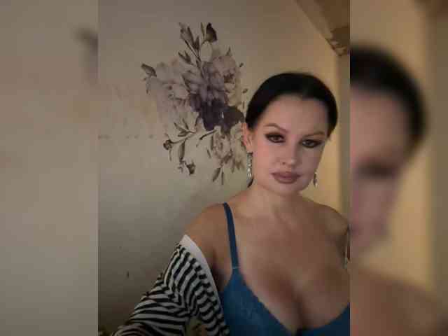 RoyalBreasts webcam