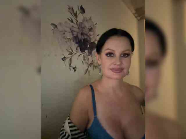RoyalBreasts webcam