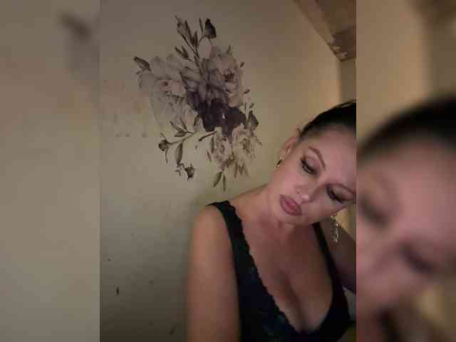 RoyalBreasts webcam