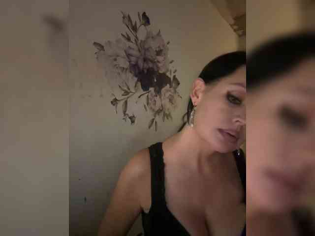 RoyalBreasts webcam