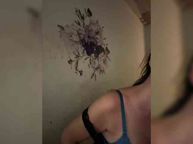RoyalBreasts webcam