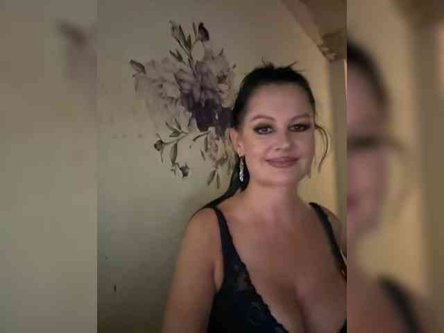RoyalBreasts webcam