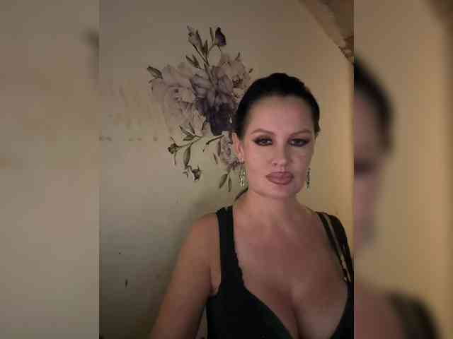 RoyalBreasts webcam