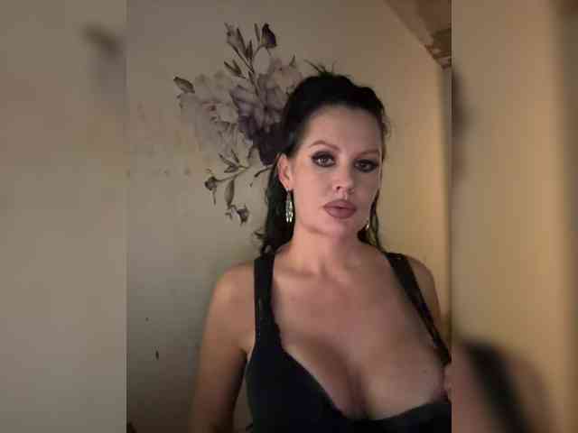 RoyalBreasts webcam