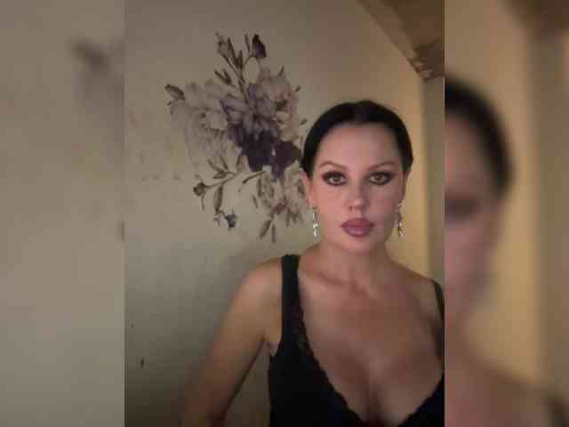 RoyalBreasts webcam