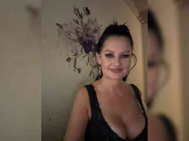 RoyalBreasts webcam