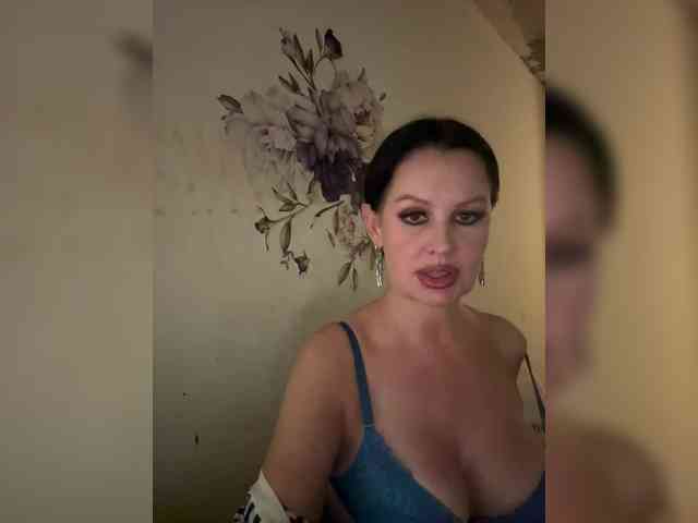 RoyalBreasts webcam