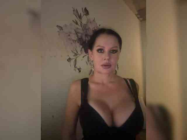 RoyalBreasts webcam