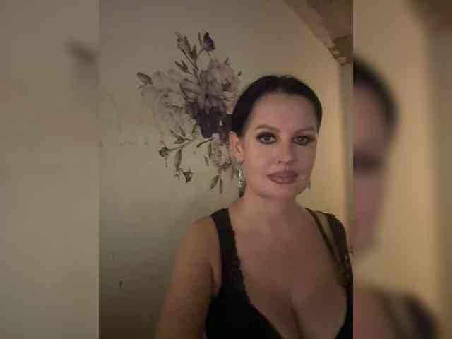 RoyalBreasts webcam