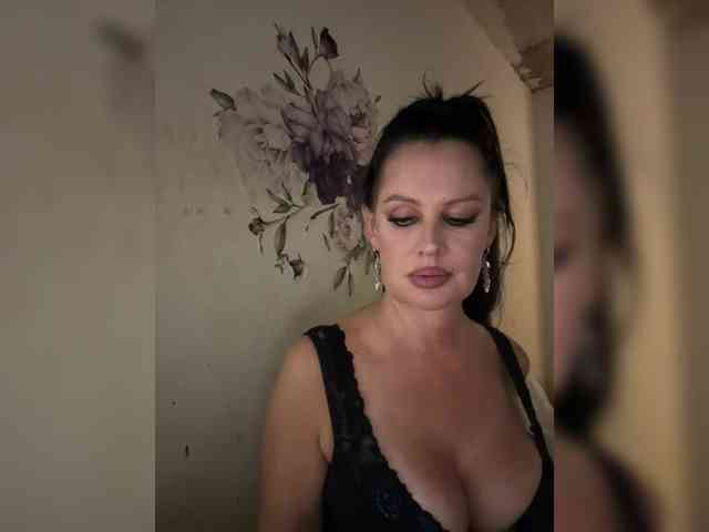 RoyalBreasts webcam