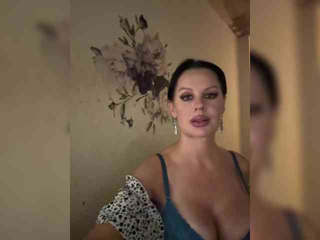 RoyalBreasts webcam