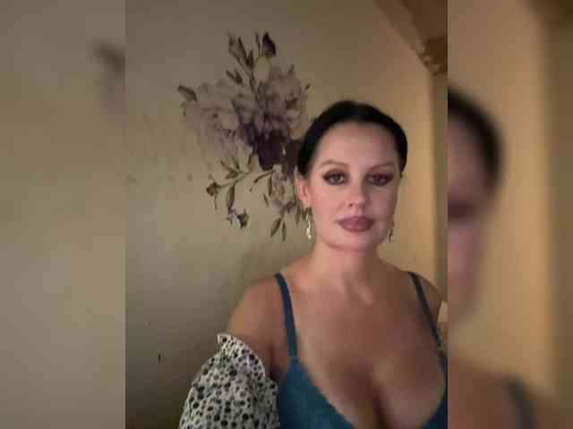 RoyalBreasts webcam