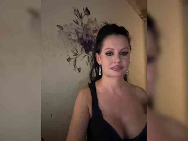 RoyalBreasts webcam