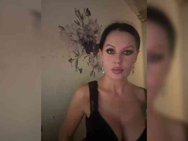 RoyalBreasts webcam