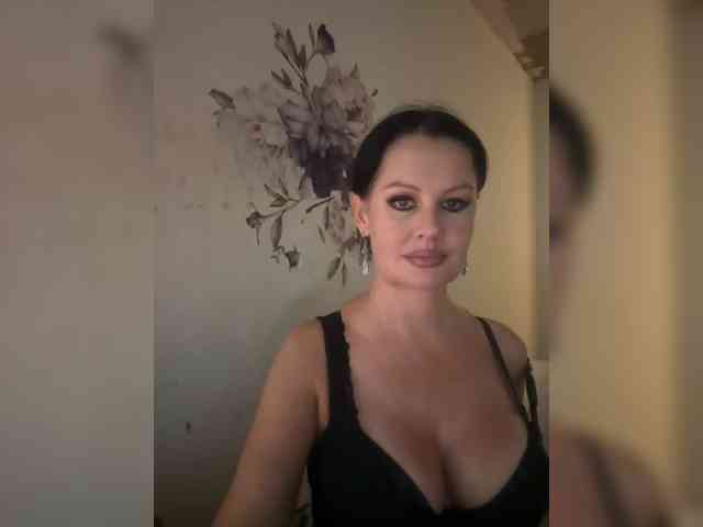 RoyalBreasts webcam
