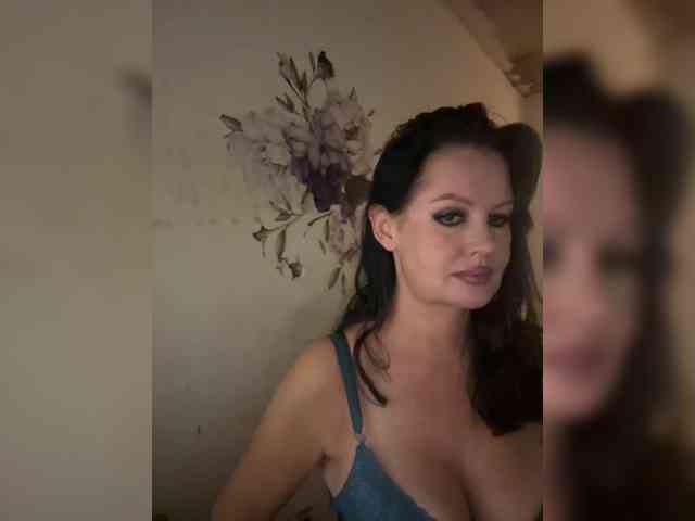 RoyalBreasts webcam