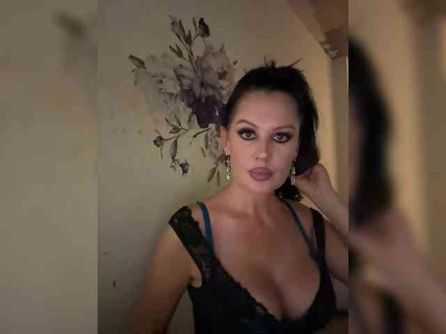 RoyalBreasts webcam