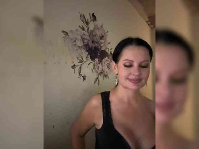 RoyalBreasts webcam